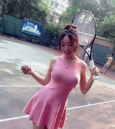 妹子你这样出来打网球真的好么？