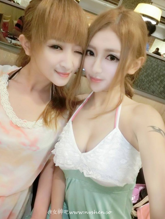 白皙美腿小学老师Viki Chen