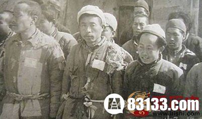 1947年4月6日开始，国军向延安民众发放每人2万元的法币救济金。建筑物上有一布条写着：国军为人民服务处。