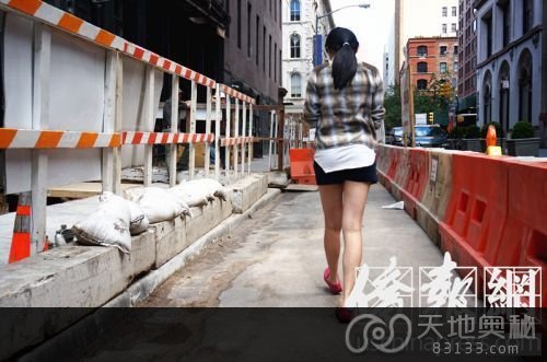 夏日炎炎令不少华裔女性着装清凉。（美国《侨报》/陈辰 摄）