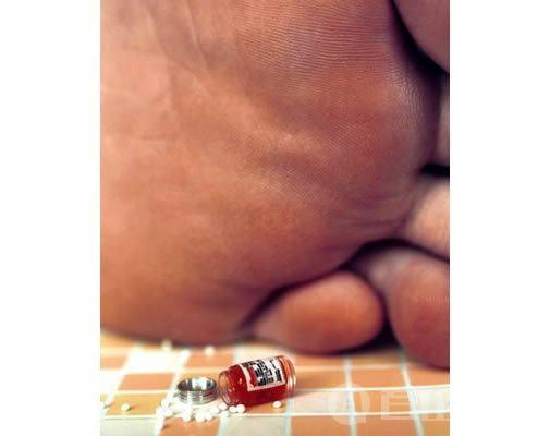 世界最小的药瓶和药丸