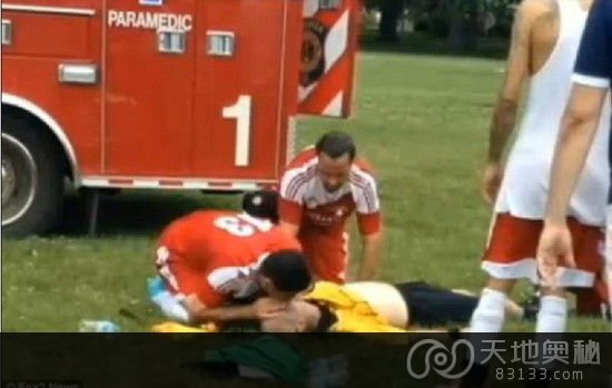 　　足球裁判宾纳维兹遭人重击头部后昏倒在地。一位球员正在对他进行人工唿吸。（图片来源于网络） 
