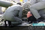 俄副总理参观坦克因太胖被卡住