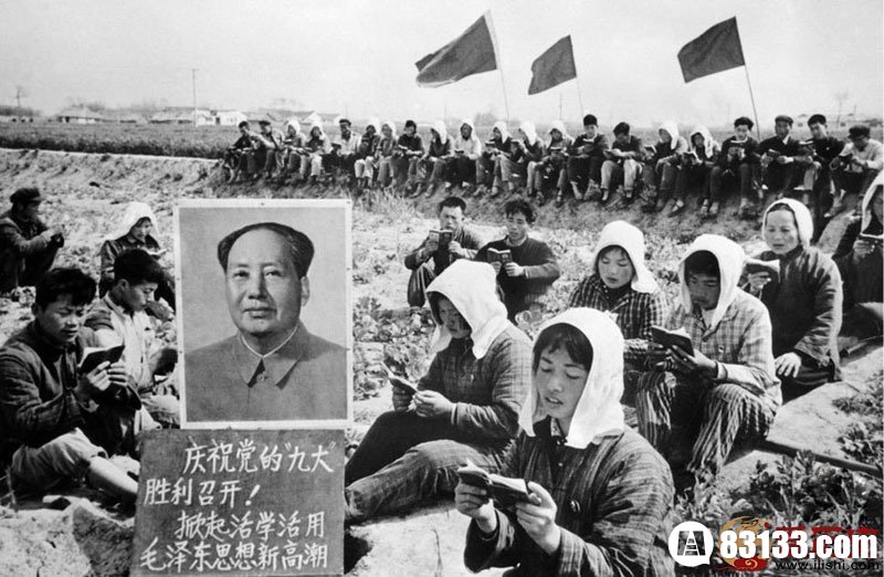 1969年，红旗渠的中国农民在大声朗读毛主席语录。图中毛主席肖像下写着，“庆祝党的‘九大胜利召开’!掀起活学活用毛泽东思想新高潮”。