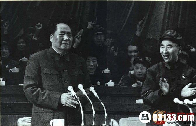 1969年4月，在中共九大主席台上。