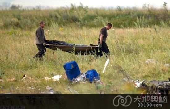 当地时间2014年7月19日，乌克兰Grabovo，救援人员在马航M17坠机事故的现场。国际社会要求控制马航MH17坠机事故现场的亲俄武装提供独立调查击落该机的凶手提供”迅速、全面、可靠、畅通无阻的”配合。