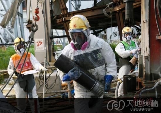 日本福岛县，东电员工在受损的福岛第一核电站附近建筑冰墙并邀请媒体观看。