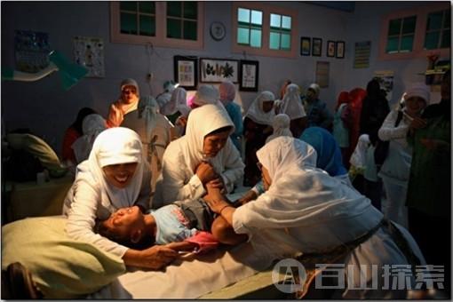 实拍印尼女孩割礼全过程  阴蒂被全部剔除残忍至极