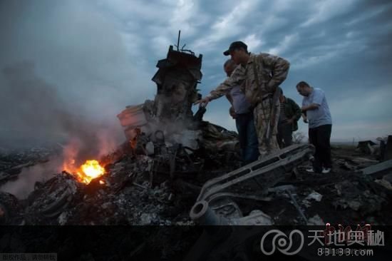 马来西亚一架载有298人的777客机7月17日在乌克兰靠近俄罗斯边界坠毁。坠毁机型为一架波音777客机。
