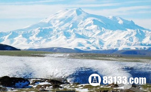 目前世界海拔最高的死火山以为冰封雪地