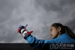 美国高中少女天生残疾 学校为其制作3D假肢(图