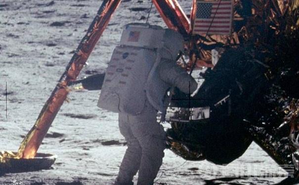 第一个登上月球的人阿姆斯特朗