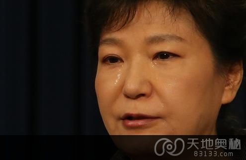 韩国总统朴槿惠就沉船事故三次致歉，提及遇难者时一度泪流满面。