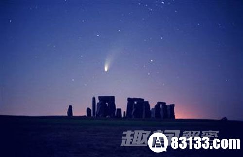 彗星从英国巨石阵上空划过