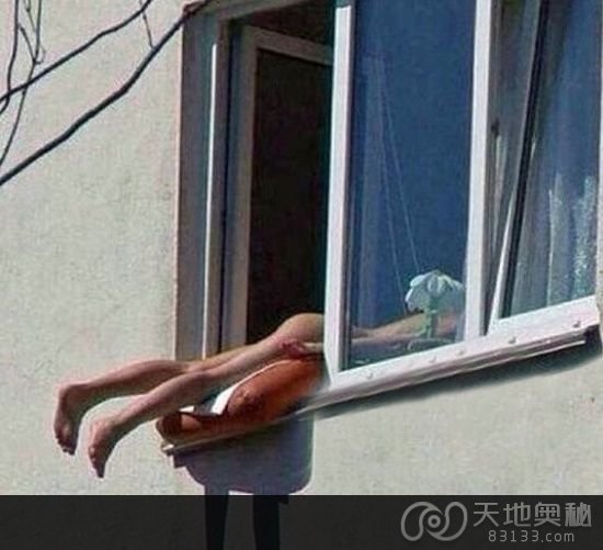 奥地利美女将裸露双腿挂在三层楼的窗外