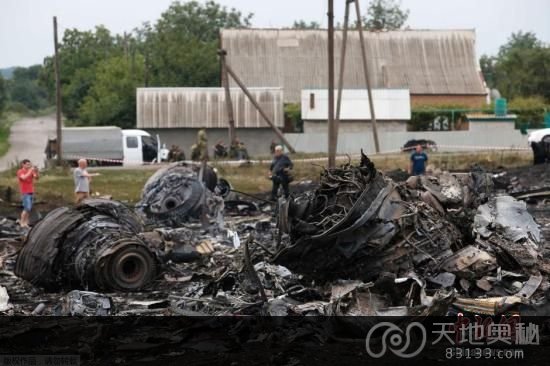 北京时间23：47，客机残骸被找到。据路透社消息，马来西亚一架载有298人的777客机在乌克兰靠近俄罗斯边界坠毁。另据国际文传电讯社消息，坠毁机型为一架波音777客机，机载约283名乘客和15个机组人员。