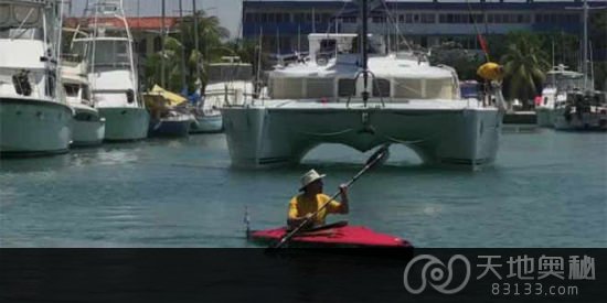 56岁的美国盲人彼特・克劳利星期五开始首次划小舟从古巴的卡亚克前往美国，以表明他希望克服任何障碍的意志