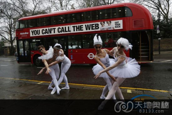 英国舞者于俄领馆前跳芭蕾，抗议普京限制同性恋宣传。