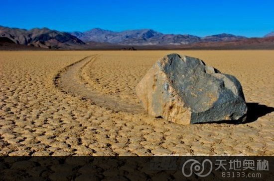 “石块能自己漂移的美国加州“死亡谷”