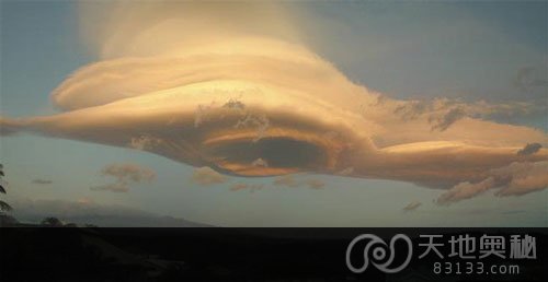 夏威夷上空的透镜云