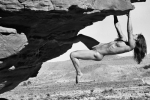 美国女子裸体徒手攀岩 无保护装备(图)
