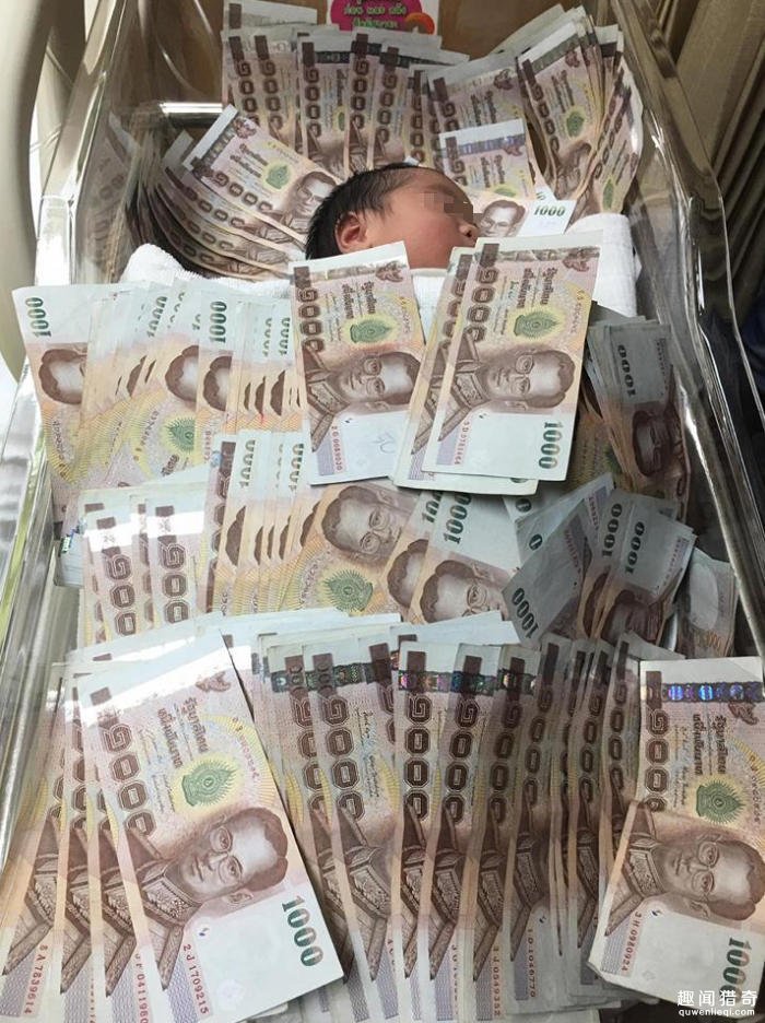 泰国土豪送婴儿40万现金 还给当被子盖