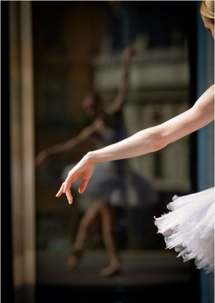 人生太短了，别把自己搞太累 爱跳芭蕾的女孩唯美图片
