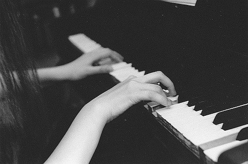 我们都以为自己长大了 唯美意境钢琴小清新图片