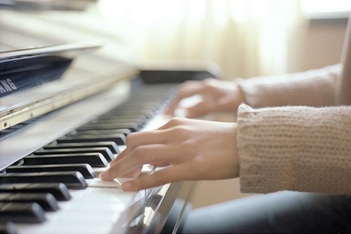 我们都以为自己长大了 唯美意境钢琴小清新图片