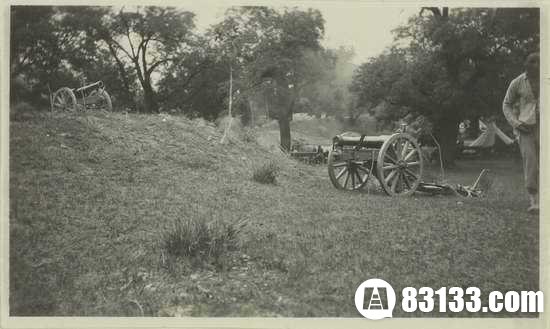 1917年7月，张勋复辟时辫子军在紫禁城里停放的大炮。