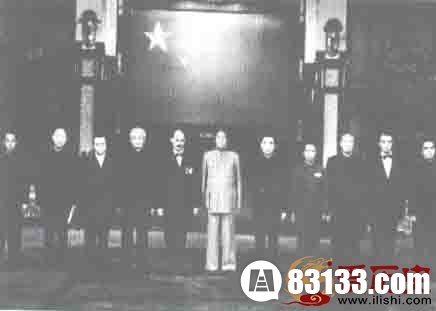 1954年粟裕大将（右四）陪同毛主席、周总理会见苏联顾问