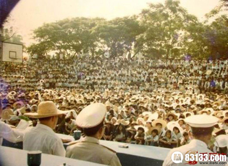 1983年邓小平发动了一场“不是运动的运动”，决心从重从快的严厉打击刑事犯罪的行动，这就是十分著名的“83严打”。