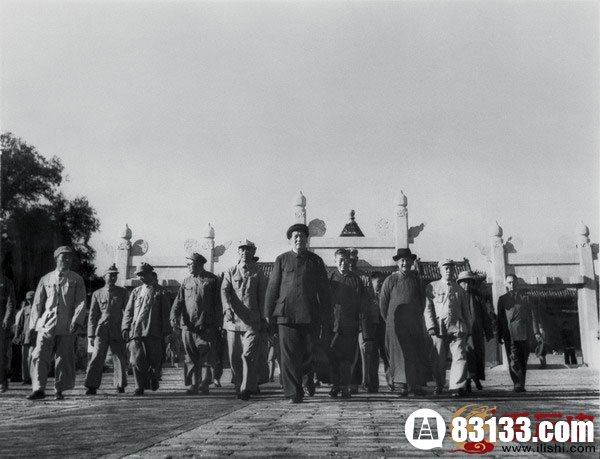　走向共和 　　1949年9月19日，毛泽东主席邀请民主人士程潜、李明扬、张元济、陈明仁、李明灏、程星龄等人游览天坛。10月9日，全国政协一届会议在北京召开。