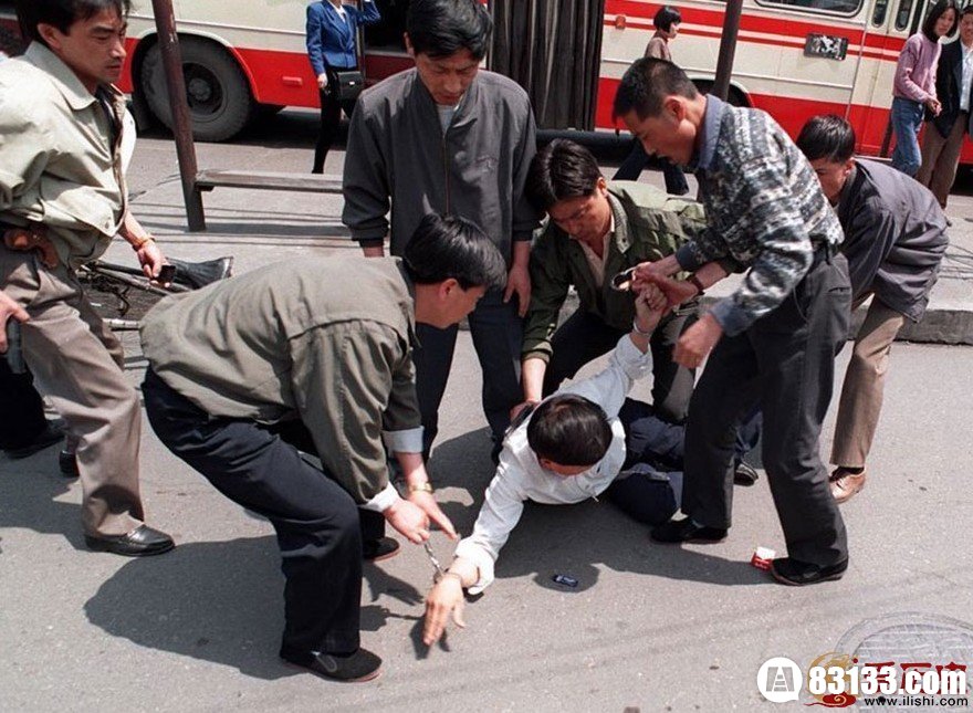 图为北京便衣警察在街头突击抓捕一名犯罪嫌疑分子。