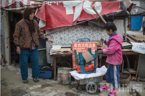 9岁娃广东卖菜寻四川父母 收养阿婆：父母汶川地震后失联
