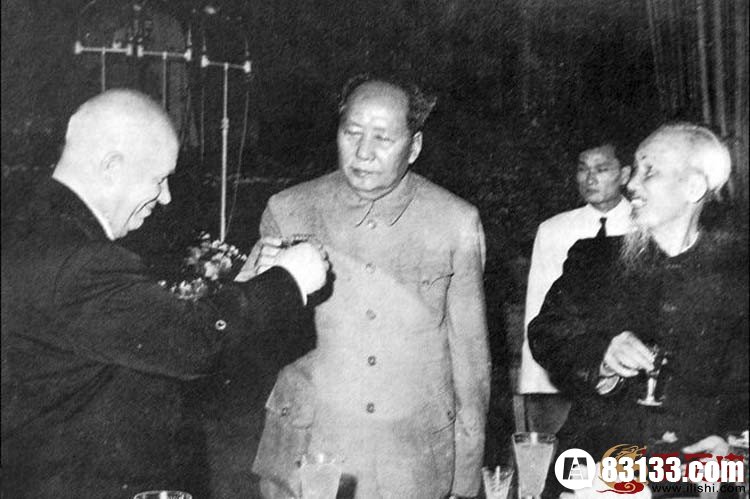 　　毛泽东与赫鲁晓夫、胡志明举杯。