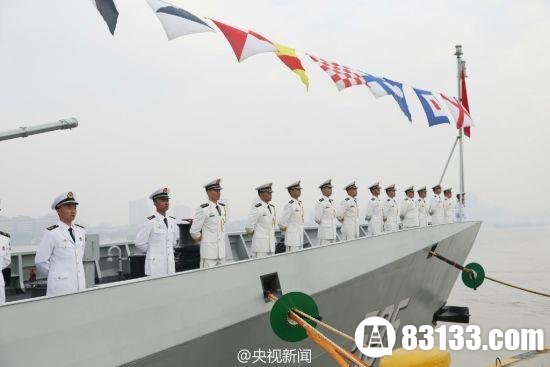 中国海军1天服役两艘056舰 为航母站岗放哨