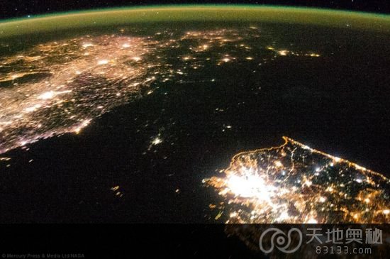 国际空间站上个月拍摄的图片显示，与两个邻国韩国和中国比起来，朝鲜的夜晚几乎一片漆黑。