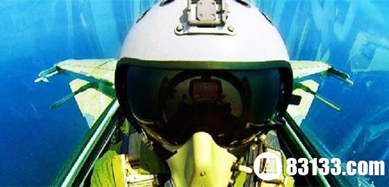 解放军歼-15战机飞行员空中玩自拍 辽宁舰意外“抢镜”