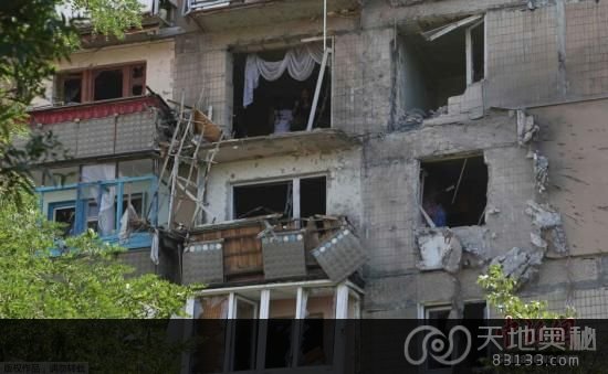 资料图：当地时间7月29日，乌克兰政府军持续炮击顿涅茨克，当地大量居民公寓被损严重。