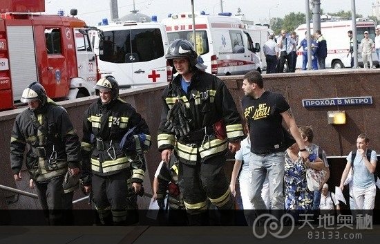 莫斯科地铁一隧道内15日发生列车脱轨事故，截止目前已经造成16人死亡，其中包括列车司机。俄罗斯紧急情况部称，目前已经排除恐怖袭击的可能性。