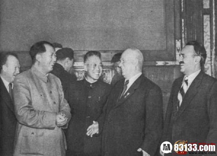 　　1954年9月29日赫鲁晓夫访华参加中国国庆典礼。