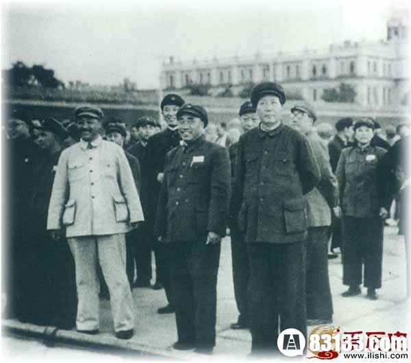 前排左起：刘伯承元帅、粟裕大将、贺龙元帅、罗瑞卿大将、朱德元帅、聂荣臻元帅、毛主席等