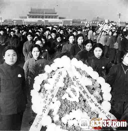 　　1976年4月4日，百万民众在北京天安门广场，发起悼念周总理和反对四人帮的活动。