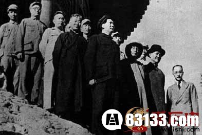 49年，粟裕大将（左一）和刘伯承（左二）陪同毛主席和民主人士游天坛