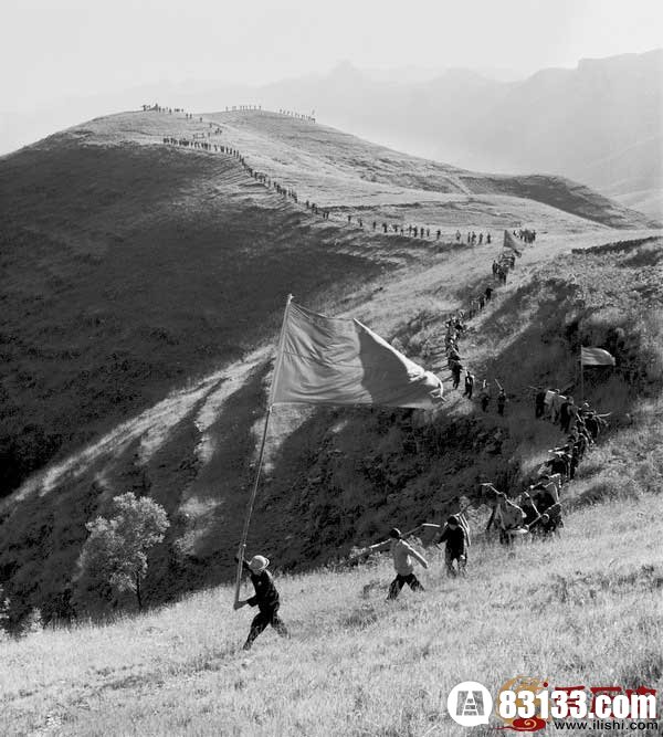 　千军万马战太行 　　1960年，河南省林州市人民在极其艰难的条件下，千军万马上太行，在太行山腰修建 “人工天河红旗渠”，将漳河水引入林州。