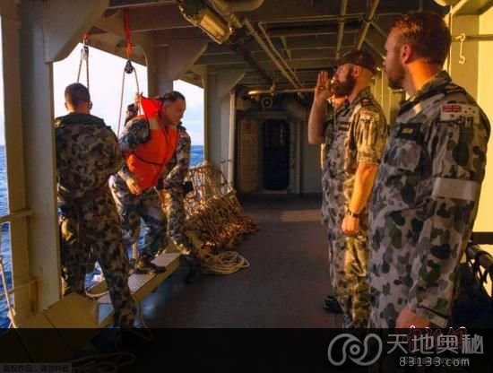 据澳大利亚海军4月11日发布的图片显示，中澳海军海上联合搜寻失联客机。据悉，澳大利亚总理当天表示，澳方执行搜寻失联客机任务的搜救人员已获知黑匣子的大致位置。