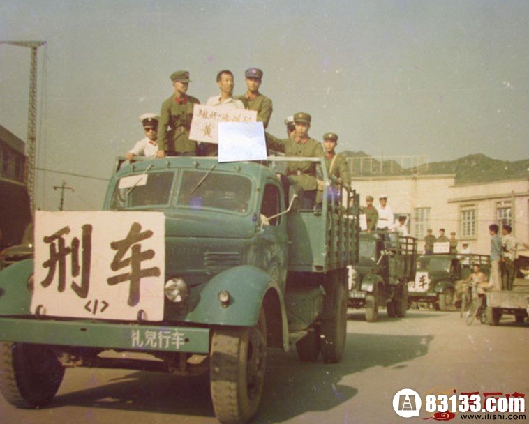 1983年邓小平发动了一场“不是运动的运动”，决心从重从快的严厉打击刑事犯罪的行动，这就是十分著名的“83严打”