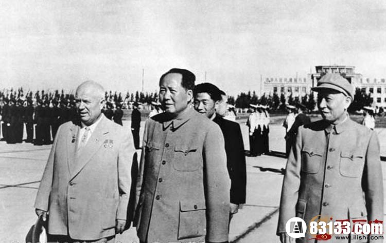 　　赫鲁晓夫，对于生活在二十世纪五、六十年代的中国人民来说，是一个家喻户晓的名字。在担任苏共中央第一书记期间，他三次访华，与中国结下了千丝万缕的联系。其中，既有对华友好的一面，也有结怨的一面。可以说，三次访华的曲折经历、是是非非，折射出建国后中苏两国一段特殊而又复杂的历史进程。