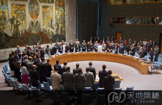 7月18日，联合国安理会在纽约联合国总部就乌克兰局势举行紧急会议，与会者在会前为马航空难遇难者默哀。 新华社发
